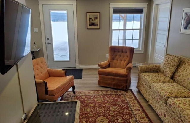 Relaxing Waterfront Private Queen Suite Apartment