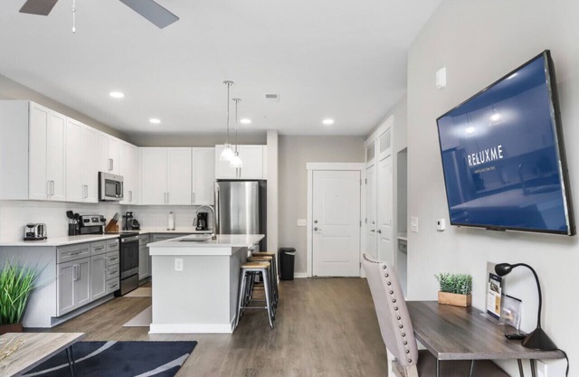 Reluxme | Elegant 1BR Near Airport & Dining