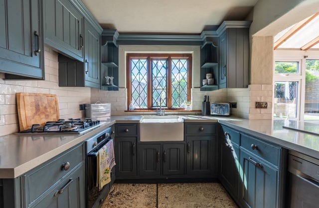 Remarkable 4-bed Cottage in Cearleon