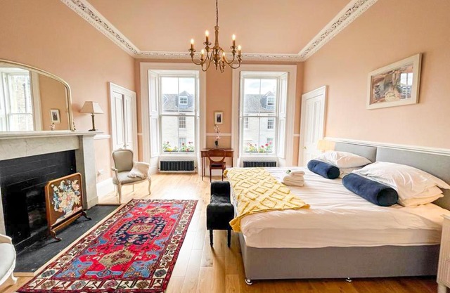 Remarkable 5BR Townhouse with Garden, Sleeps 12