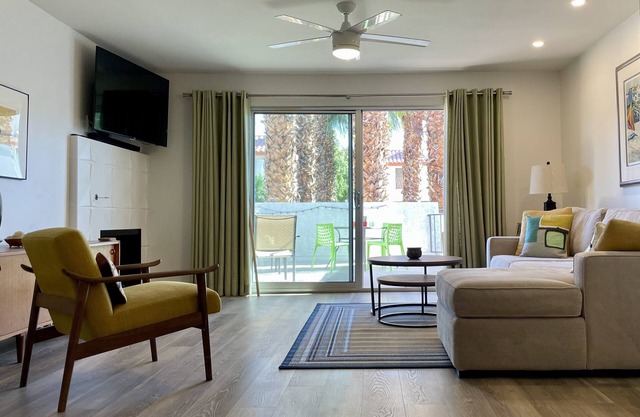 Remodeled 2 Bedroom Condo with Very Large Terrace - Walk to Downtown PS