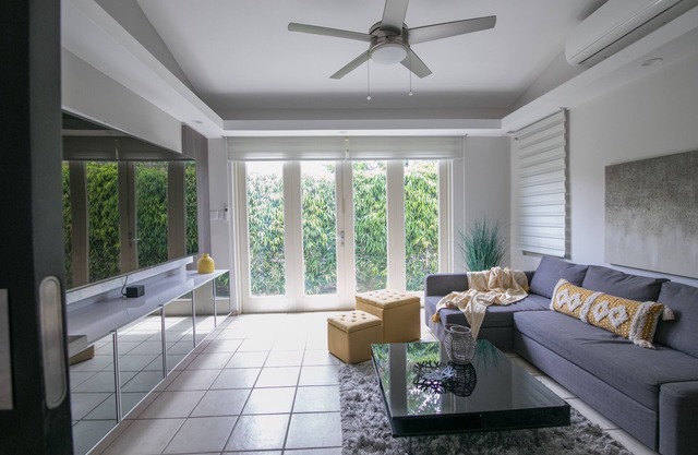 Remodeled 4BR+ w/private pool and close driving to beach