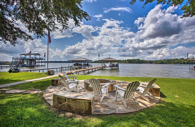 Remodeled Cedar Creek Lake Retreat w/Fire Pit!