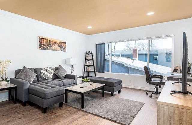 Remodeled upper 2 bedroom with view, two televisions, dishwasher 4