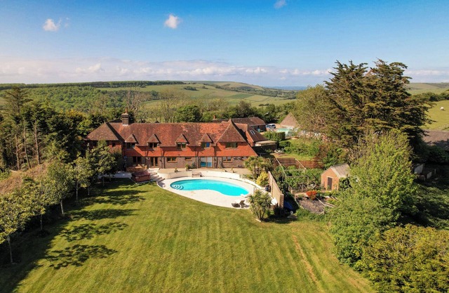 Remodelled luxury Farmhouse retreat nestled in beautiful honeypot area.