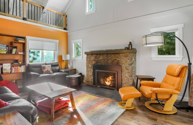Remodelled Pet Friendly Cabin on Camp Creek with Covered Deck and Fireplace.