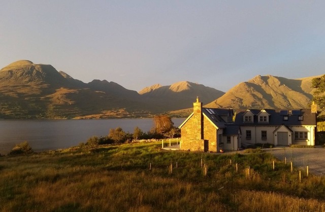 Remote & awe-inspiring Sealgair Cottage. Pet-friendly, log burner, lochside.