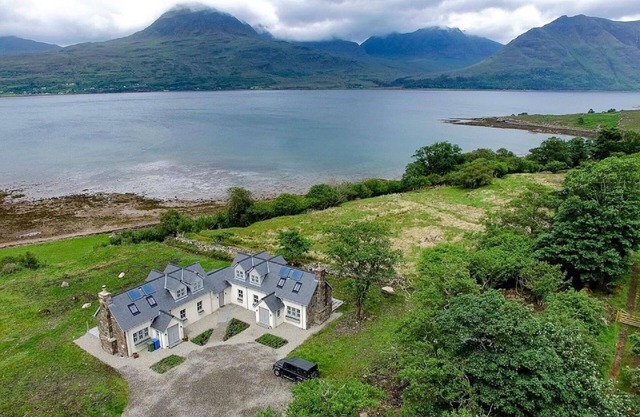 Remote & awe-inspiring Iasgair Cottage. Pet friendly, wood burner, lochside.