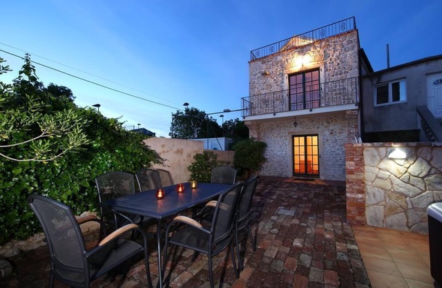 Renewed 4-room stony house with tavern, 240 m2 on 3 levels.