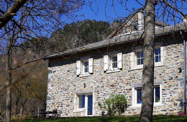 Renovated farmhouse in quiet area with private parking and free Wifi in Saint-Étienne-Lardeyrol