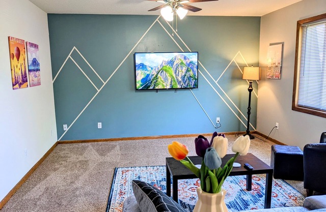 Renovated 2-bedroom unit minutes to downtown Omaha