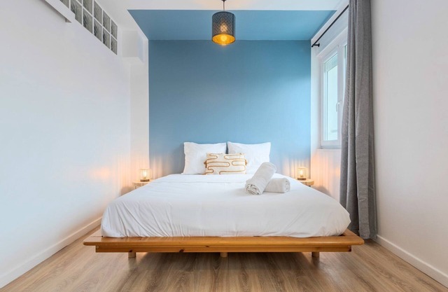 Renovated 2-bedroom duplex near metro.