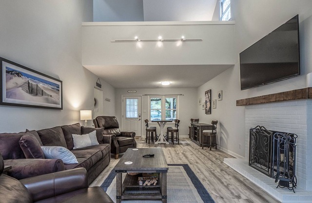 Renovated 2 BR + Loft/2BA Tarpon Pond Cottage! Great Views! Amenity Cards & Pets!