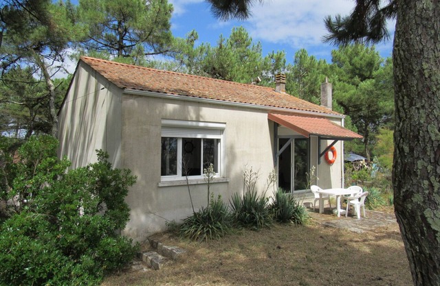 Renovated 3-bedroom house near the ocean with enclosed garden and WiFi