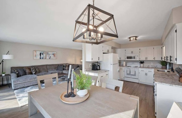 Renovated! 3BR 1.5BA King Beds! Mid term Rental ok