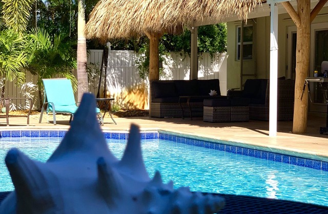 Renovated 3BR/2BA with large heated saltwater pool & tiki bar