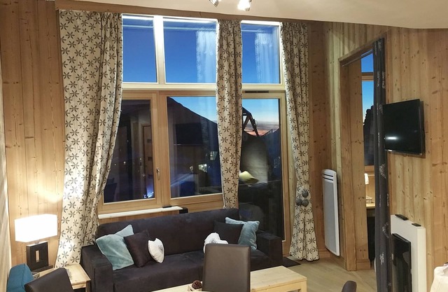 Renovated and RARE Classified 3* Hyper Centre, at the foot of the slopes! Large bay window