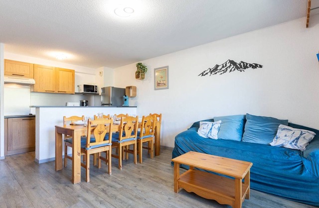 Renovated Apartment for 8 with Balcony, Parking & Ski Locker