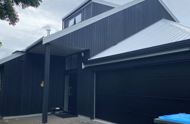 Renovated Central Auckland holiday house close to shopping mall