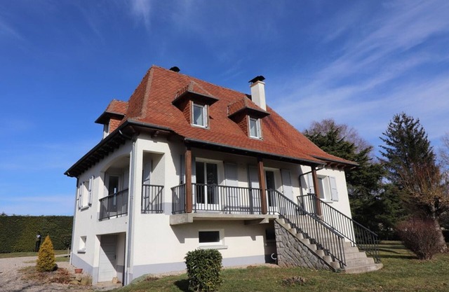 Renovated cottage near Aurillac, garden & garage