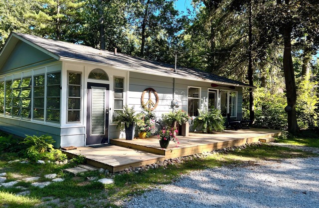 Renovated Cottage- Hot Tub, Close To Private Association Beach & EV Charger