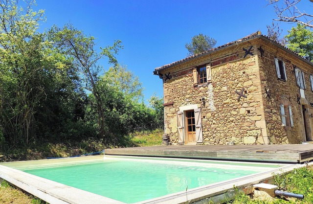 Renovated country house with heated pool in Comminges.
