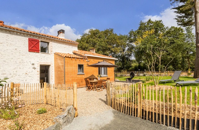 Renovated Farmhouse: Quiet Countryside, Near Nantes, EV Charger, Pets Welcome