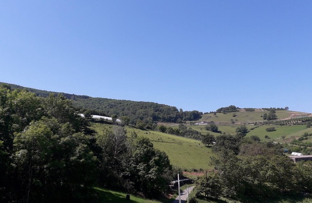 Renovated farmhouse in a hamlet in the Monts du Lyonnais region, close to the town centre.