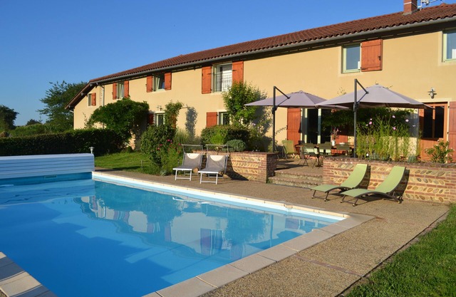 Renovated farmhouse, private heated pool, air-conditioned bedrooms, large garden