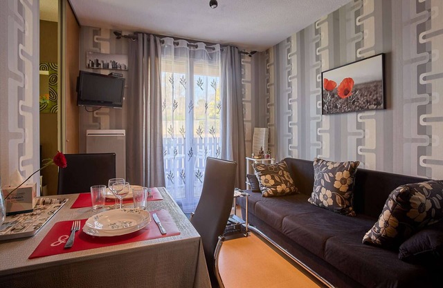 Renovated T1 bis, balcony, Wifi