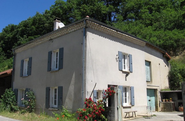 Renovated 19th century farmhouse in the heart of the hills