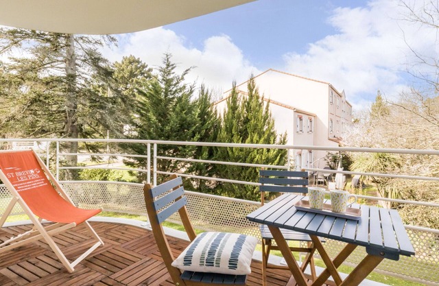 Renovated, bright apartment near beach with parking