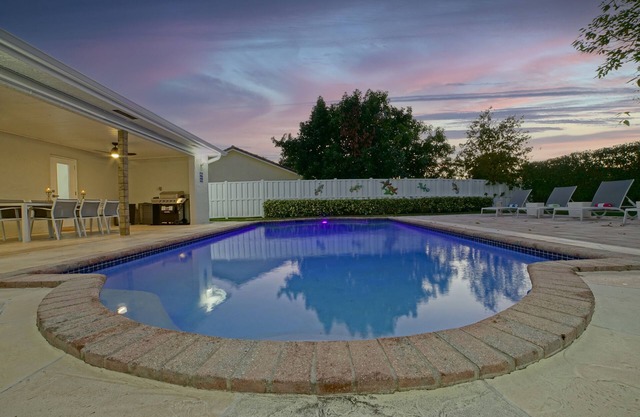 Renovated House Heated Pool Gourmet Kitchen Pet Friendly Walking to the Downtown