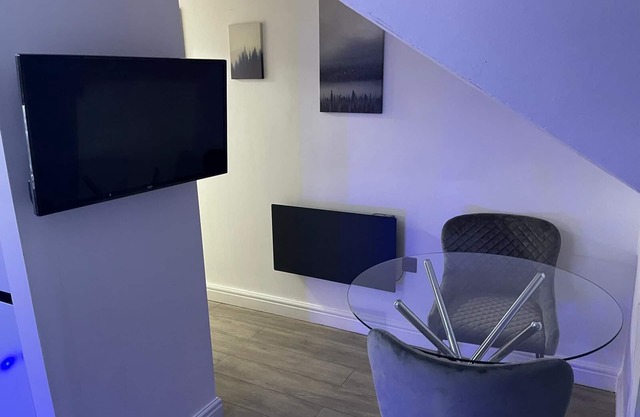 Renovated Modern Apartment Sleeps 3 in Leeds