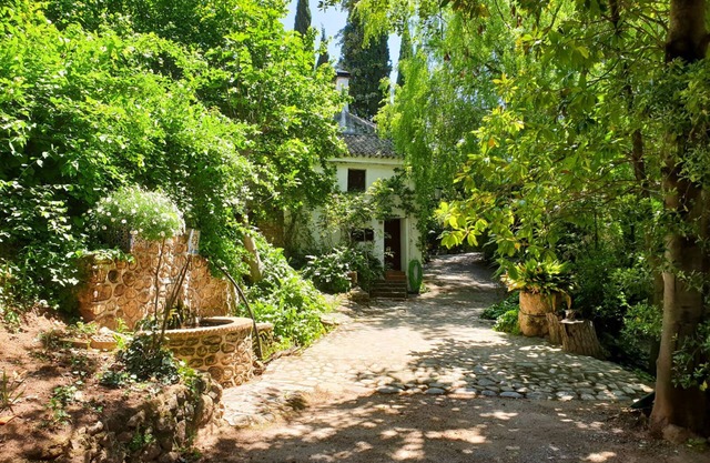 Renovated rural house: Organic gardens, a pillar with fresh water and a yoga platform.