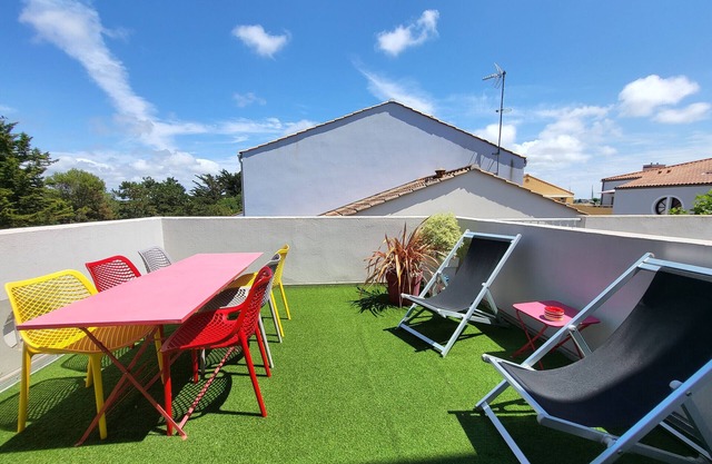 Renovated studio on the harbor with terrace and private parking, pets allowed