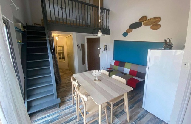 Renovated Studio Cabin Mezzanine with Terrace, Parking & Pets Allowed – Sleeps 4