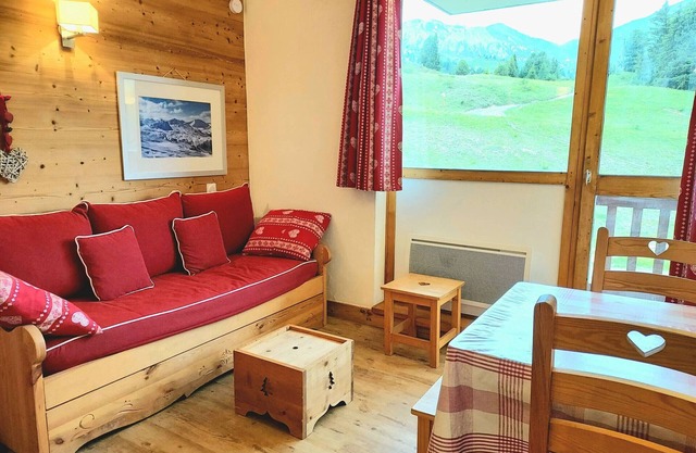 "Renovated Studio-Cabin with South-Facing Balcony, Ski-In/Ski-Out, Close to Shops"