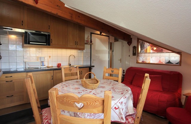 Renovated Top-floor Apt, South Balcony, 400m to Slopes, Ski Locker, Sleeps 4