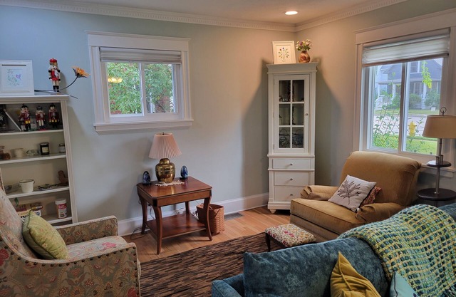 Renovated top to bottom - walk to downtown and beach - stylishly decorated