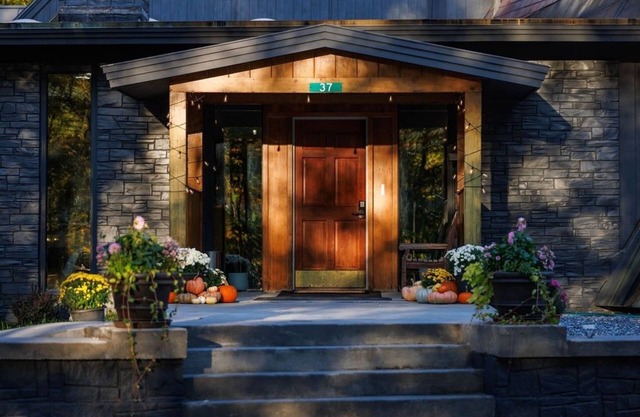 Rent An Inn! Takeover The Birch Ridge W/Your Group. Mountain Lodge: 11 Rooms, Bar, Fireplace. 28ppl 11 Bedroom Home