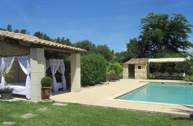 rent apartment in Provencal farmhouse with swimming pool