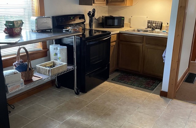 Rent by the month ,fully furnished.Centrally located, cozy & clean.