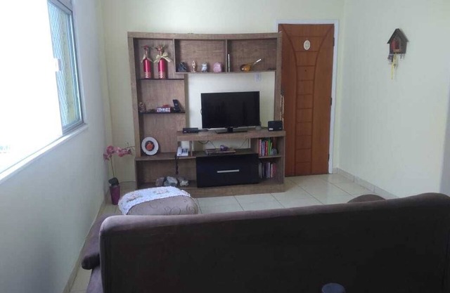 Rent room semi furnished and with excellent location and access to public transport.