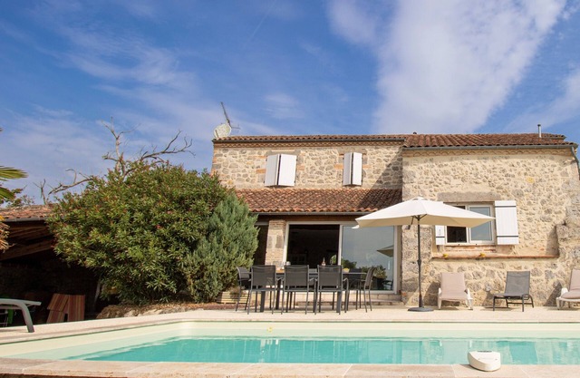 Rental in Nerac en Albret, stone built house, detached, renovated.