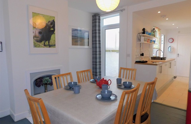 Repton Cottage - a cottage that sleeps 5 guests in 2 bedrooms