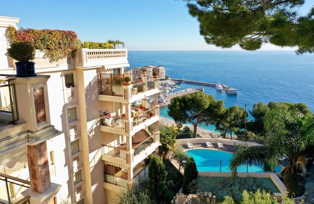 Residence Garden Plaza in Monaco with splendid sea view pool and security