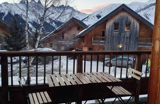 Residence Les Marmotes - Apartment in wooden chalet near the slopes and ski school