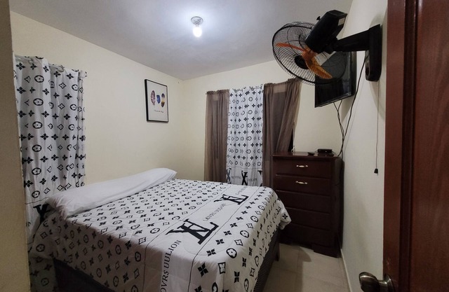 Residencial Juan Pablo II, Santo Domingo Norte, Charles de Gualle