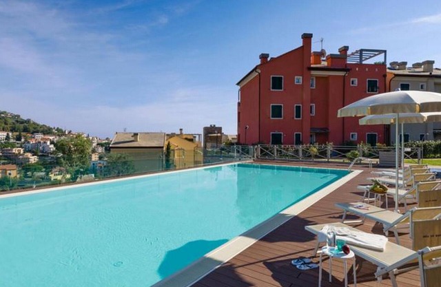 RESIDENTIAL APARTMENT WITH SOLARIUM AND POOL IN THE COMPLEX